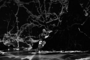 Festival impulsion 8 - Les Croiseur
chorégraphie : virginie Quigneaux
Interprète : Vincent Delétang
Musique : Gabriel Keller
Lumières : Isabelle Picard
Scénographie : Marion gervais
Vidéaste : Catherine Demeure
Costumes : Anaïs clarté